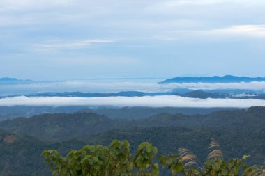 Bulutlu ve Ufuklu Manzaralı Dağ Manzarası