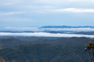 Bulutlu ve Ufuklu Manzaralı Dağ Manzarası