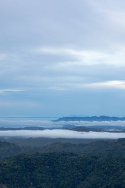 Bulutlu ve Ufuklu Manzaralı Dağ Manzarası