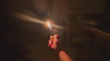 Çakmak ateşlemesini kapat. Karanlıkta çakmak gazı.