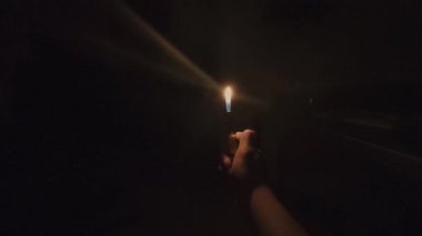 Çakmak ateşlemesini kapat. Yavaş çekim, karanlıkta gaz ateşini ateşler.