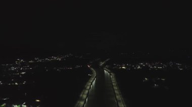Endonezya 'daki Riverside Otoyolunun Gece Havası Görüntüsü