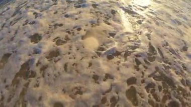 Okyanus Dalgaları Sandy Shore 'u nazikçe kucaklıyor. Yavaş çekim