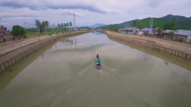 Köy manzarasında Nehirdeki Teknenin Hava Görüntüsü