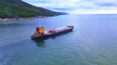 Sakin sularda yüzen kargo gemisinin hava görüntüsü