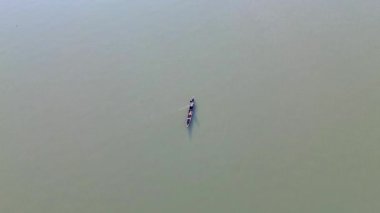 Sakin Su Üzerinde Balıkçı Teknesinin Hava Görünümü