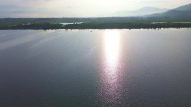 Serene Gölü 'nün Güneş Işığı Yansımalı Hava Görüntüsü