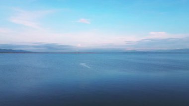 Mavi Gök Altında Sakin Göl