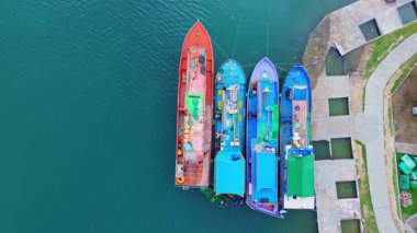 Limandaki Renkli Balıkçı teknelerinin Hava Görünümü