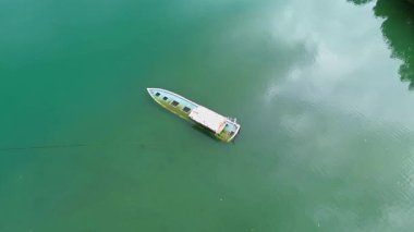 Sakin Yeşil Su Üzerine Hava Görünümü