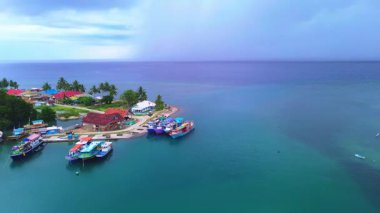 Tekneli tropikal adanın havadan görünüşü