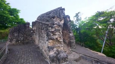 Gorontalo-Endonezya 'daki Otanaha kalesi. Otanaha Kalesinin taş duvarları.
