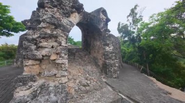 Gorontalo-Endonezya 'daki Otanaha kalesi. Otanaha Kalesinin taş duvarları.