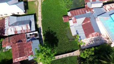 Doğayla çevrili bir köyün havadan görünüşü