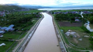 Nehir ve Çevre Manzarasının Havadan Görünümü