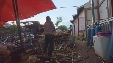 Dusk 'taki açık hava atölyesindeki kaynak kıvılcımları. Yavaş çekim