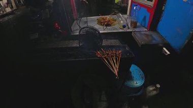 Gece sokak yemekleri dükkanında ızgara şiş.