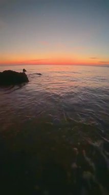 Okyanus Dalgaları Üzerinde Huzurlu Gün Batımı.