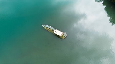 Mangrove Suları 'ndaki Terk Edilmiş Teknenin Hava Görüntüsü