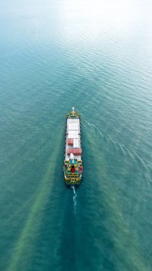 Okyanustaki Kargo Gemisinin Hava Görüntüsü