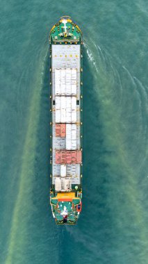 Okyanustaki Kargo Gemisinin Hava Görüntüsü