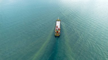 Okyanustaki Kargo Gemisinin Hava Görüntüsü