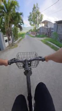 Sahne Boyunca Bisiklet Kır Yolu. POV