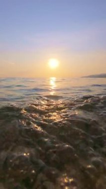 Sakin Okyanus Suları Üzerinde Günbatımı Yansıması. Yavaş çekim