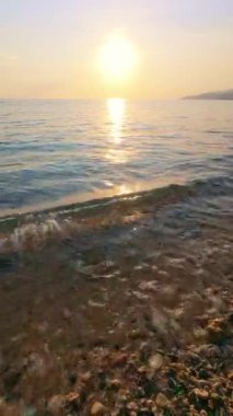 Sakin Okyanus Dalgaları Üzerinde Huzurlu Gün Batımı. Yavaş çekim