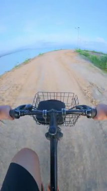 Bisikletle Suyun Yanındaki Sahne Yolu 'nda Dolaşmak. POV