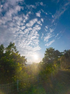 Bereketli Topraklarda Bulutlarla Gün Doğumu