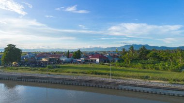 Nehir kenarındaki Kırsal Şehrin Hava Görüntüsü