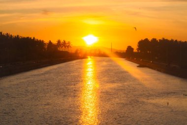 Yansımalarla Kanal Üzerinde Huzurlu Gün Batımı