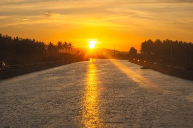 Yansımalarla Kanal Üzerinde Huzurlu Gün Batımı