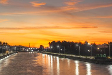 Yansımalarla Kanal Üzerinde Huzurlu Gün Batımı