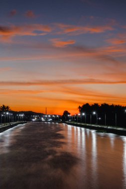 Yansımalarla Kanal Üzerinde Huzurlu Gün Batımı