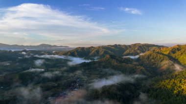 Güneşin doğuşuyla birlikte dağların hava görüntüsü