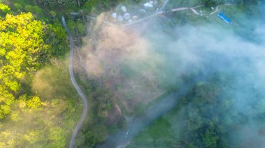 Sisli Dağlar ve Virajlı Yol 'un Hava Görüntüsü