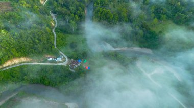 Sisli Dağlar ve Virajlı Yol 'un Hava Görüntüsü