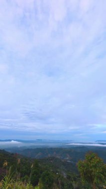 Mavi Gök Altındaki Dağ Manzarası Panoramik Manzarası. Zaman Uygulaması