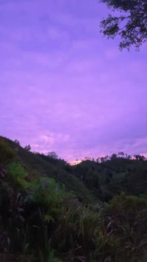 Mor Gökyüzü Dağ Manzarası. Zaman Uygulaması