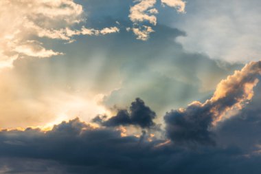 Gökyüzünde bulutlarla dramatik gün batımı