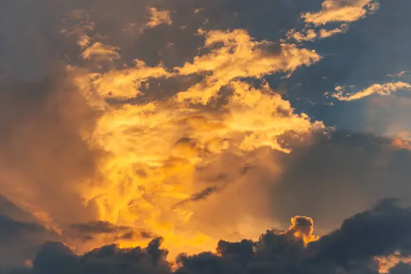 Gökyüzünde bulutlarla dramatik gün batımı