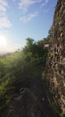 Manzaralı Tarihi Archway Harabeleri. Gorontalo, Endonezya 'daki Otanaha kalesi