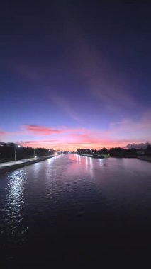 Tranquil Nehri Günbatımının Gece Yansımalarıyla Hızlandırılması