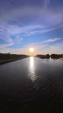 Serene Sunset 'in zaman aşımı Sakin Suya Yansıtılıyor