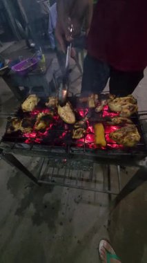 Bir ızgarada ızgara Tavuk Pişirme