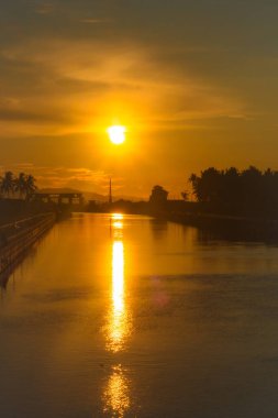 Kanal Üzerinde Altın Gün Batımı Yansıması