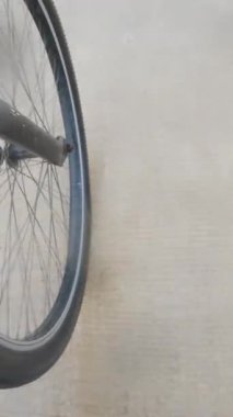 Bisiklet Tekerleğinin Yavaş Hareketi Yağmurlu Su birikintisinde Sıçrıyor