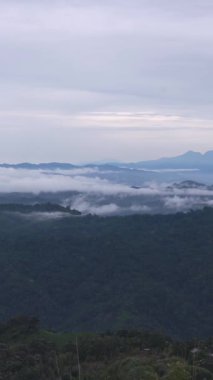 Sis ile Manzaralı Dağ Aralığı Görünümü